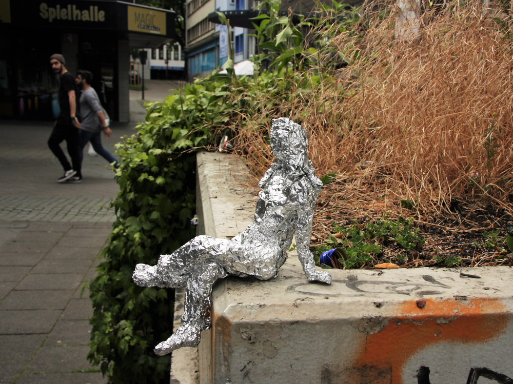 Sitzende mit 2 Männern